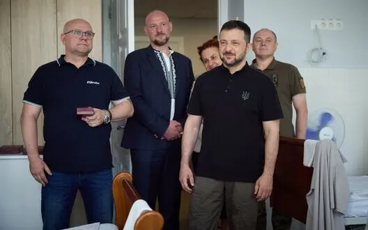 Zelenskyy visited wounded soldiers undergoing treatment. PHOTOS