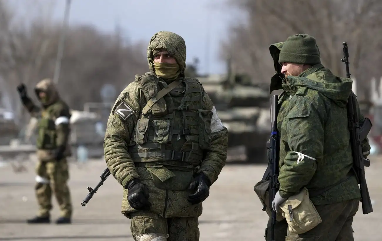 За аналогією з ЗСУ. В Маріуполі помітили вантажівки РФ з новим маркуванням (фото)