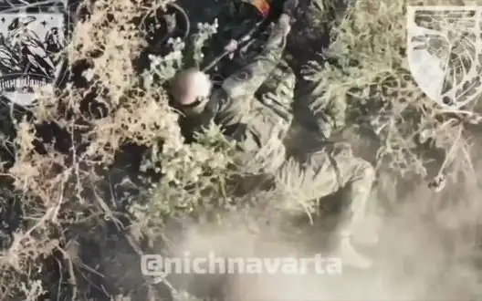 Russian soldier put bullet through his forehead on battlefield. VIDEO 18+