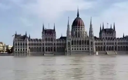 Danube overflowed its banks in Hungary: Water got to parliament building. VIDEO