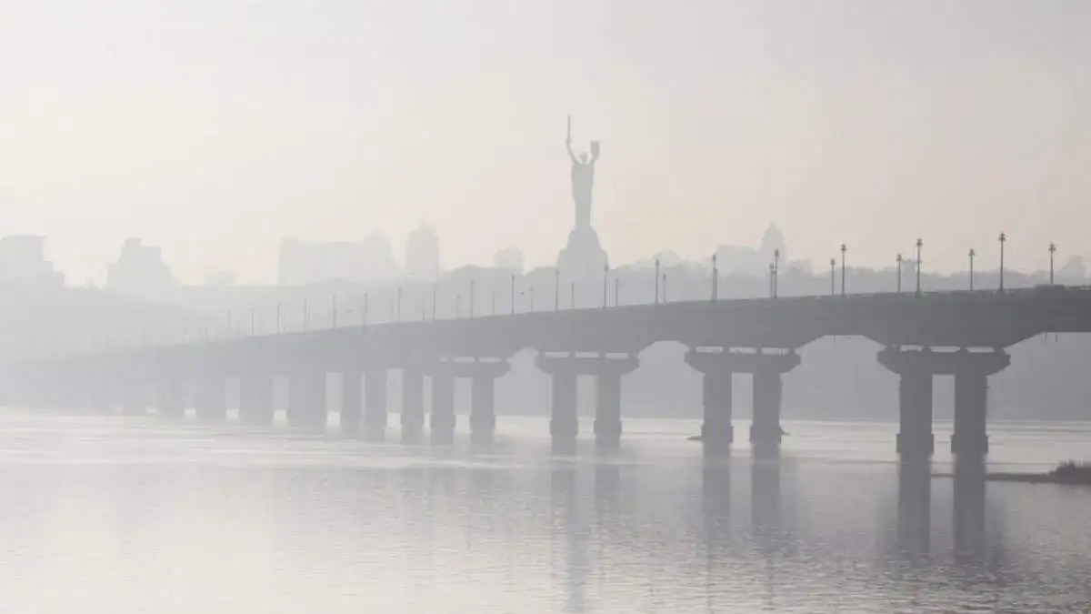 Киев возглавил мировой рейтинг городов с самым грязным воздухом: норма превышена в 18,3 раз (фото)