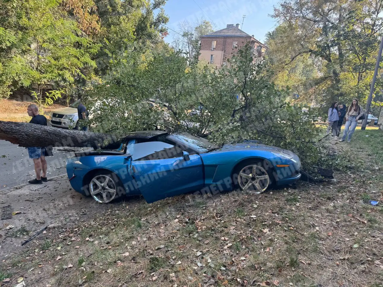 Разбитый раритет: в Киеве попал в ДТП спорткар Chevrolet Corvette (фото)