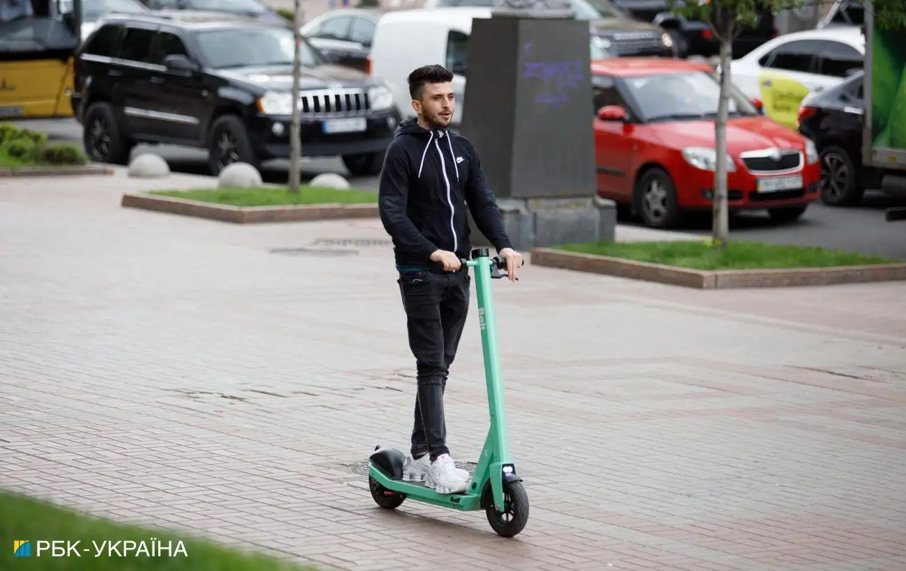 Штрафы для водителей электросамокатов: за что и сколько придется платить