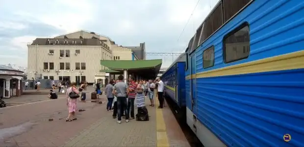 "Хочется плакать": украинка показала фото военного, спящего в тамбуре УЗ с собакой