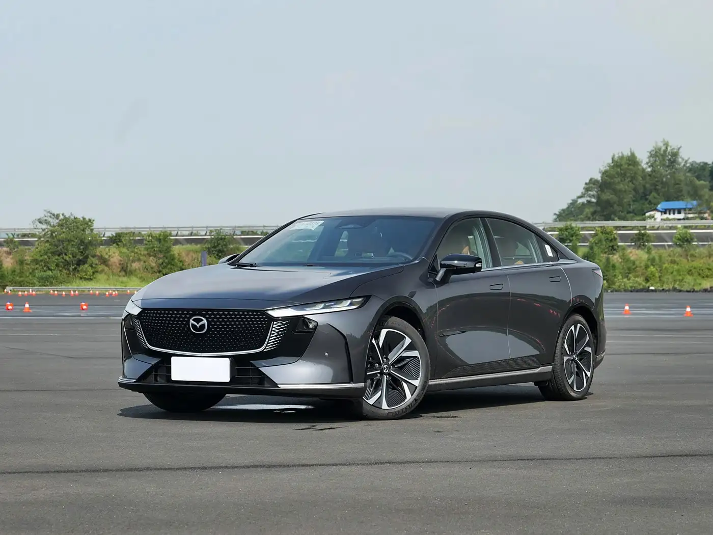 Новая "шестерка" Mazda выходит на рынок: подробности и цены (фото)