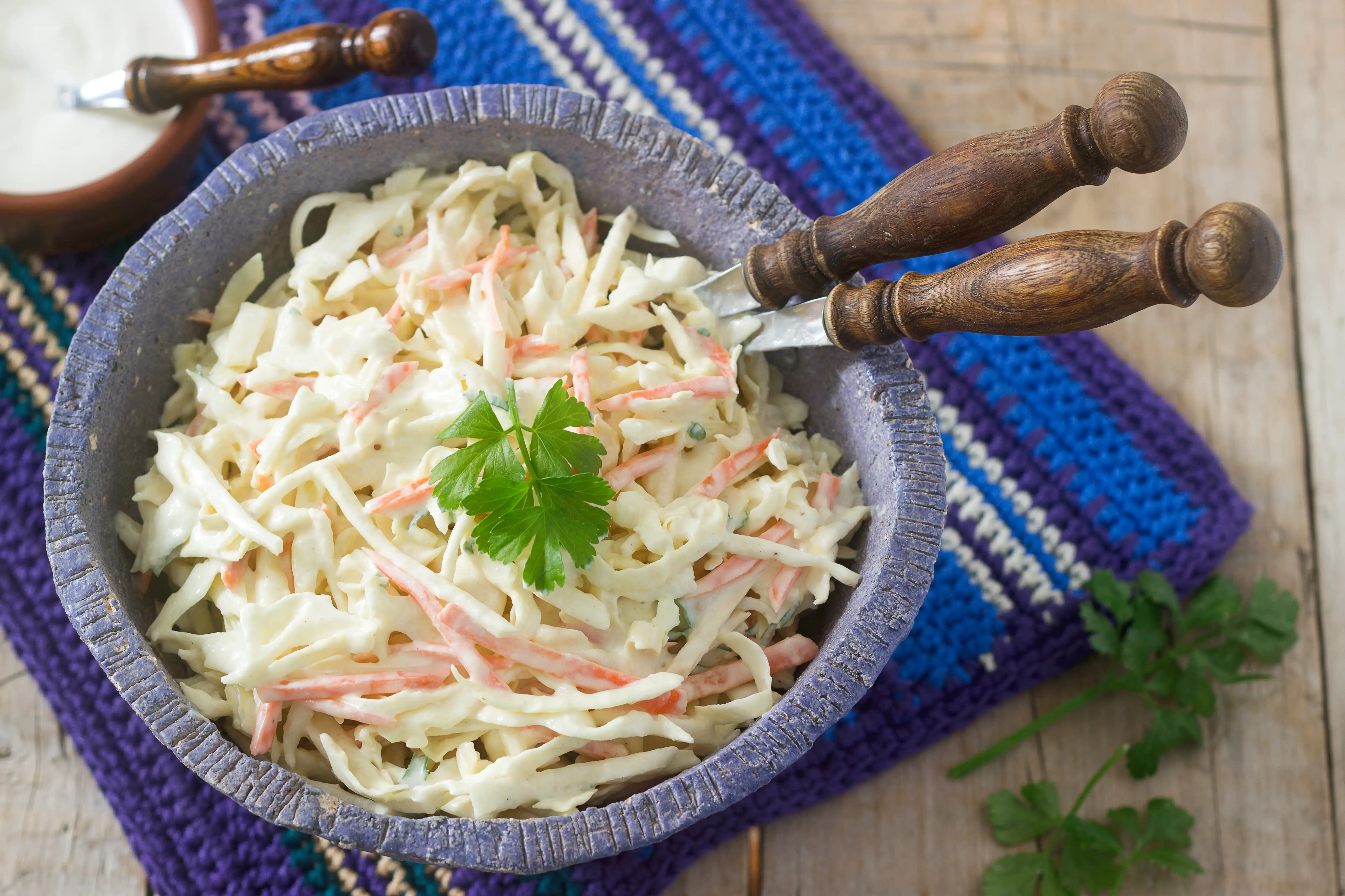 Капустный салат с вкусной заправкой: рецепт популярнейшего коул слоу