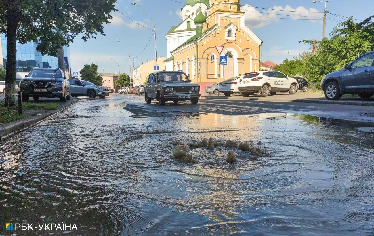 В Киеве на проспекте Науки прорвало трубу: ограничено движение транспорта