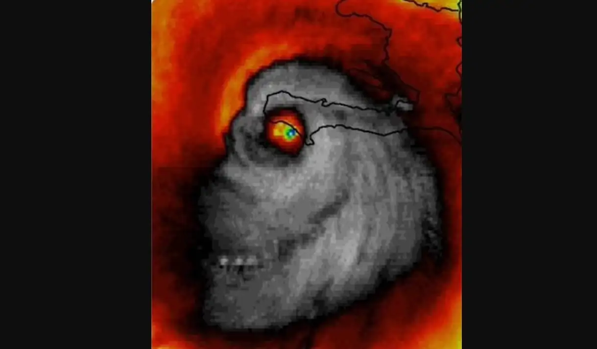 Жуткий знак. За мгновения до того, как ураган Милтон обрушился на берег, в небе появился череп