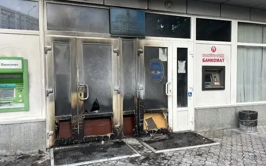 In Poltava, unknown persons set fire to tax office at night. PHOTOS