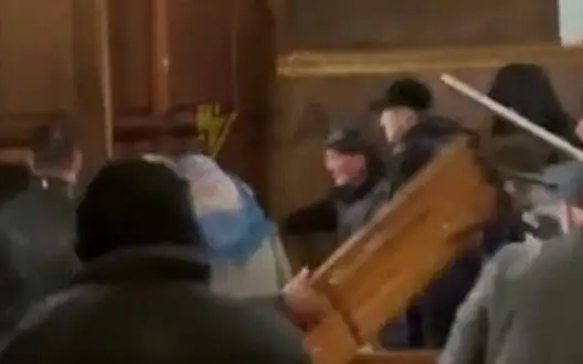 Supporters of Russian Orthodox Church seize St. Michael’s Cathedral in Cherkasy and create mess there. VIDEO