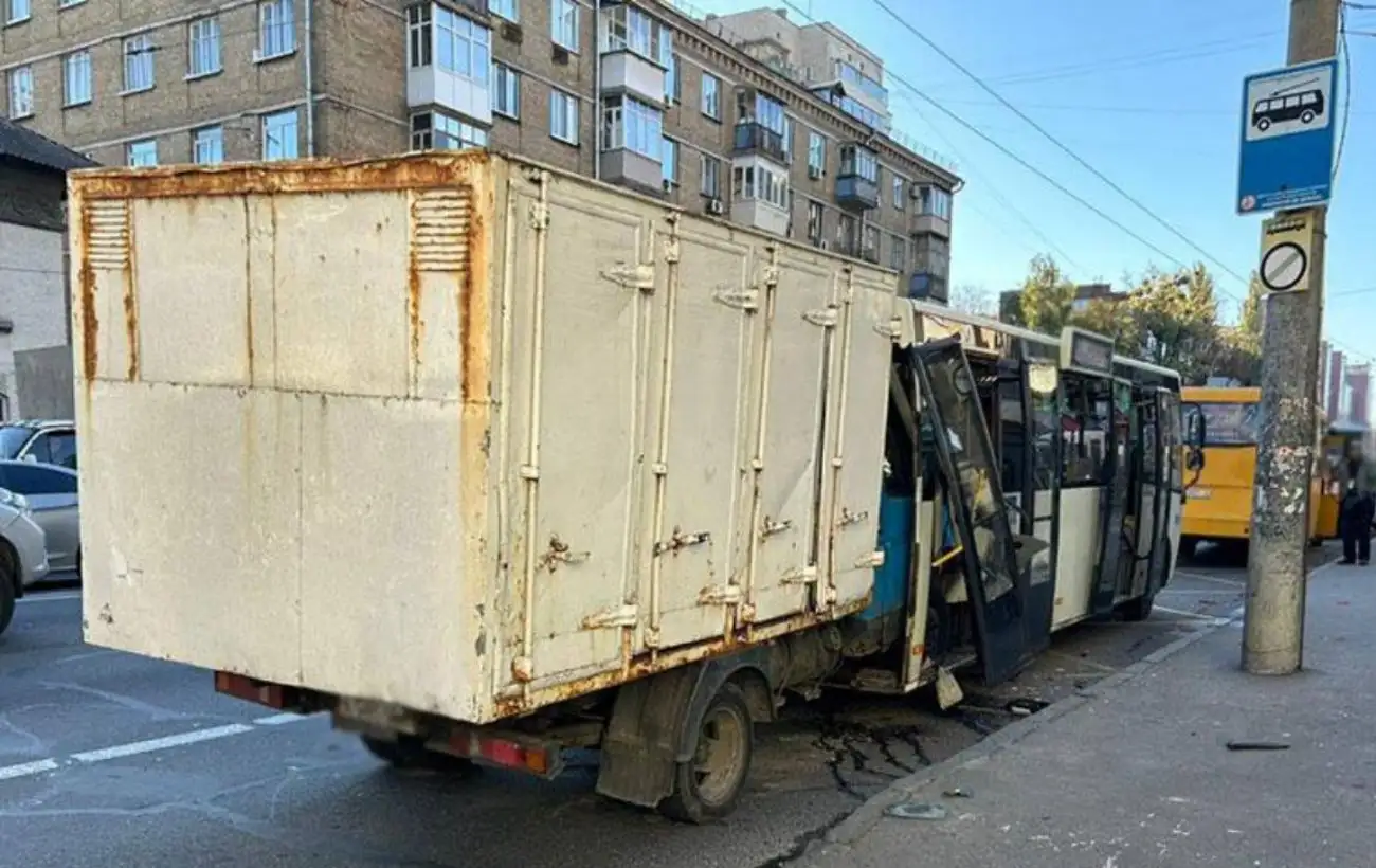 В Соломенском районе Киева грузовик въехал в маршрутку, есть пострадавшие