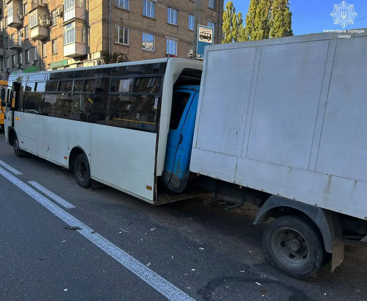 Жуткое ДТП в Киеве: грузовик "влетел" в маршрутку, много пострадавших (фото)