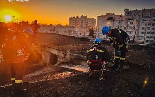 Aftermath of Shahed’s wreckage falling on 5-storey building in Hlevakha, Kyiv region: more than 40 residents evacuated. PHOTOS