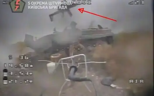 Russian infantryman throws rifle at kamikaze drone of 5th SAB. VIDEO