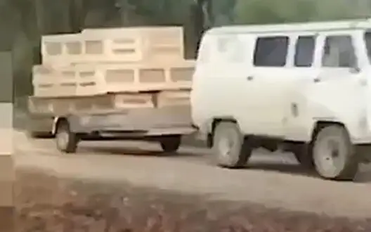 "Loaf" with "honors" carrying coffins of seven "heroes of SMO" on trailer along street in Russian Perm: "Wives and relatives are forced to pay for this delivery". VIDEO