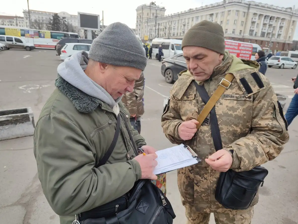 Мобилизация в Украине: кто и в каких местах имеет право вручать повестку