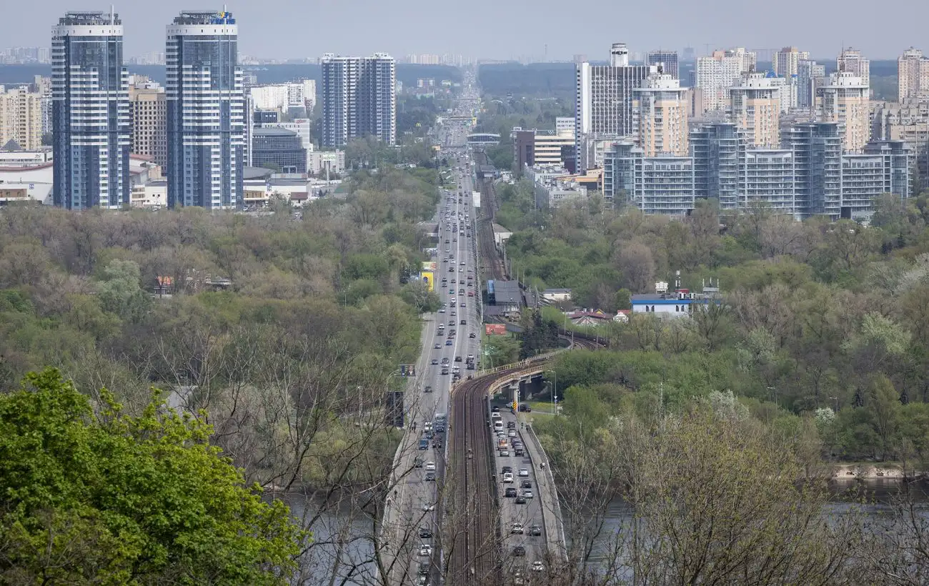 В Киеве ограничивают движение на одном из мостов: когда и куда водителям лучше не ехать