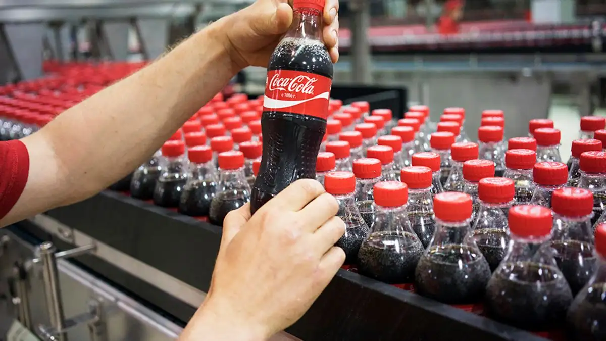 В Украине продают бутылку Coca-Cola, изготовленную под Киевом в первые минуты вторжения РФ (фото)