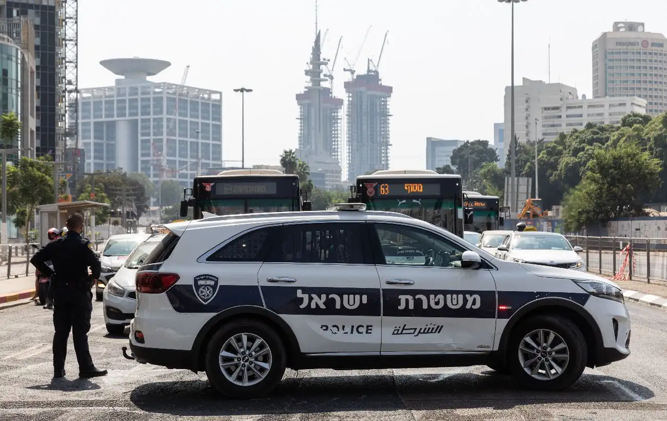 В Тель-Авиве грузовик протаранил автобусную остановку: полиция не исключает теракт