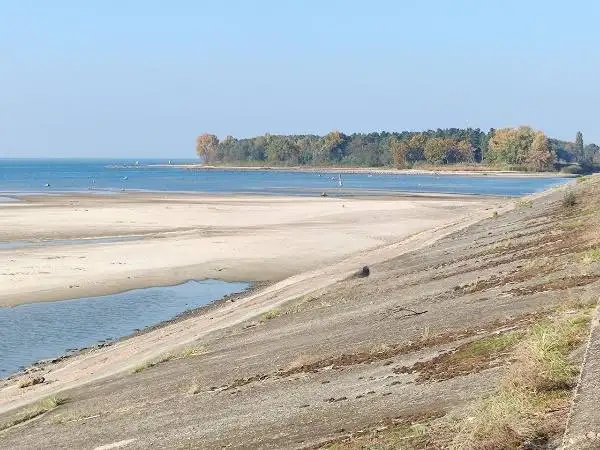 В Киевском море вода рекордно отступила от берега: эколог назвал причины обмеления