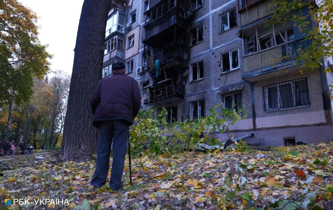 Как выглядит поврежденная в результате атаки многоэтажка в Киеве: фото, видео