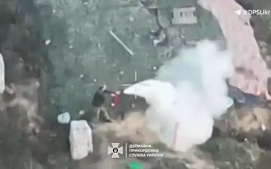 Occupier extinguishes Russian stronghold attacked by Ukrainian drones with a fire extinguisher. VIDEO