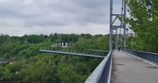 У Житомирі з мосту у парку впала жінка