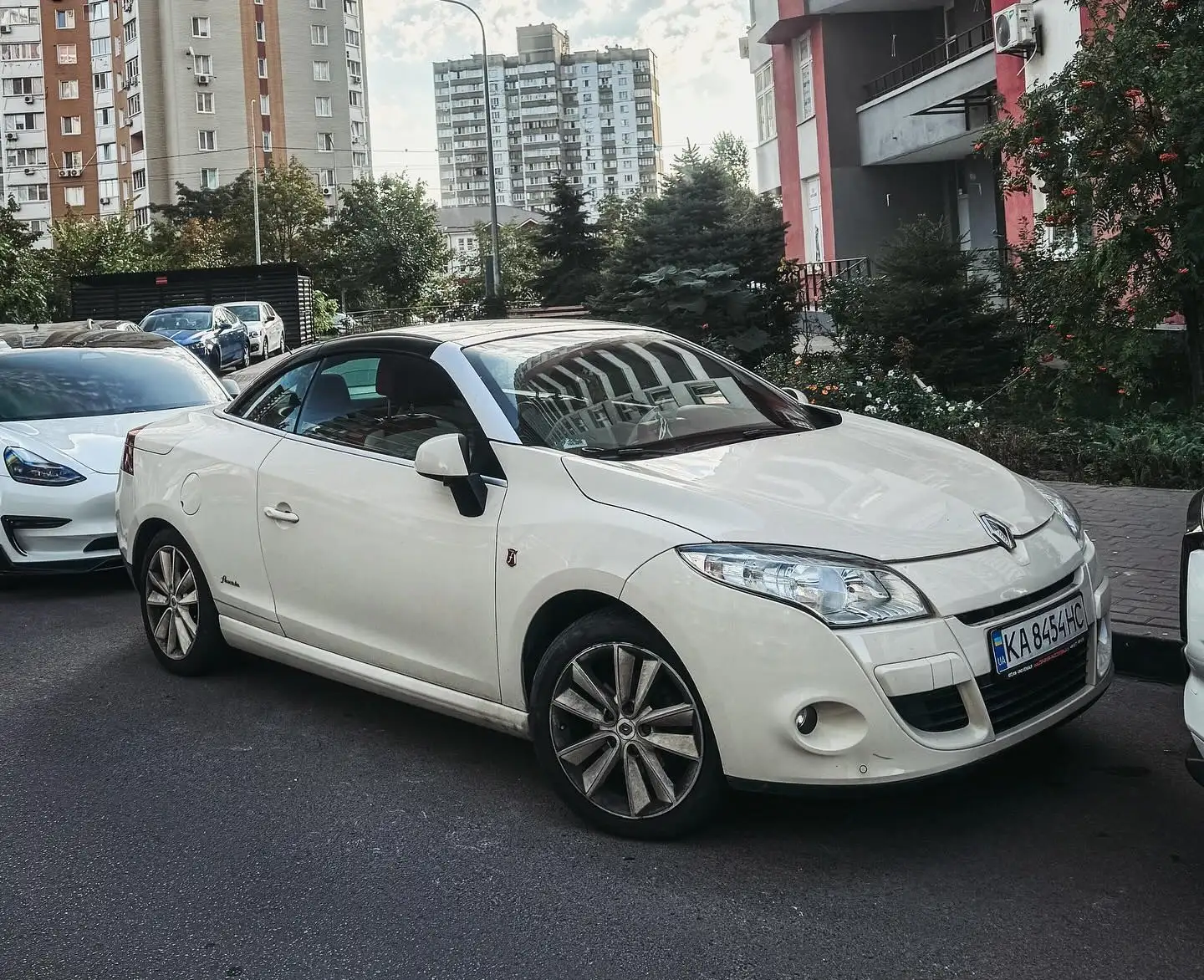 В Киеве заметили очень редкий роскошный роскошный Renault Megane (фото)