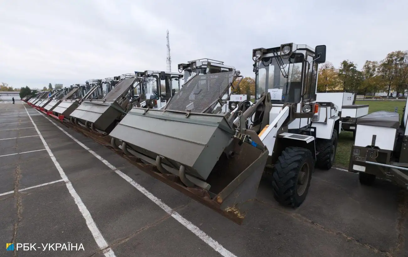 Швейцарія передає Україні 30 машин для розчищення завалів та 30 пожежних насосів