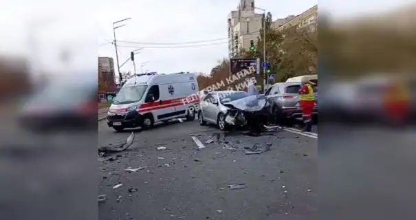 У Києві сталася ДТП за участю маршрутки та кількох автомобілів