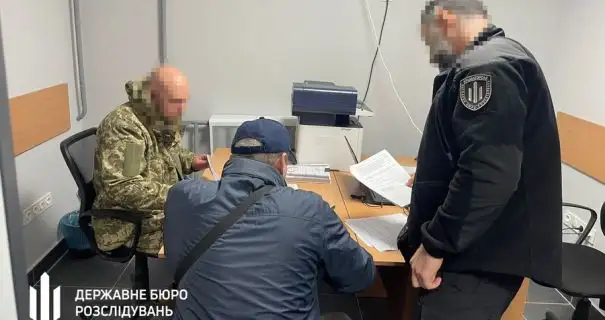 Полковник медслужби оформив 1 млн грн "бойових" виплат своїй дружині, яка сиділа вдома з дитиною