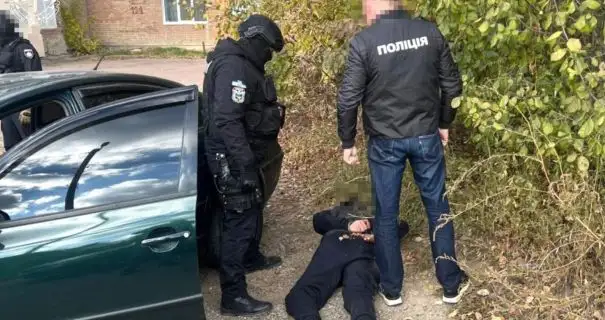 "Вибивали" гроші з дружини бійця ЗСУ: на Житомирщині затримали двох рекетирів