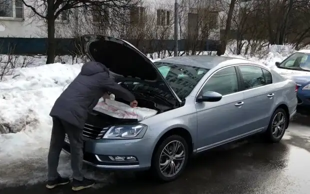 Чому в машині з'являється неприємний запах і як його позбутися