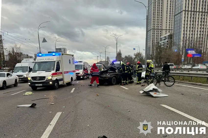 Смертельное ДТП в Киеве: погиб военнослужащий, еще трое тяжело ранены (фото)