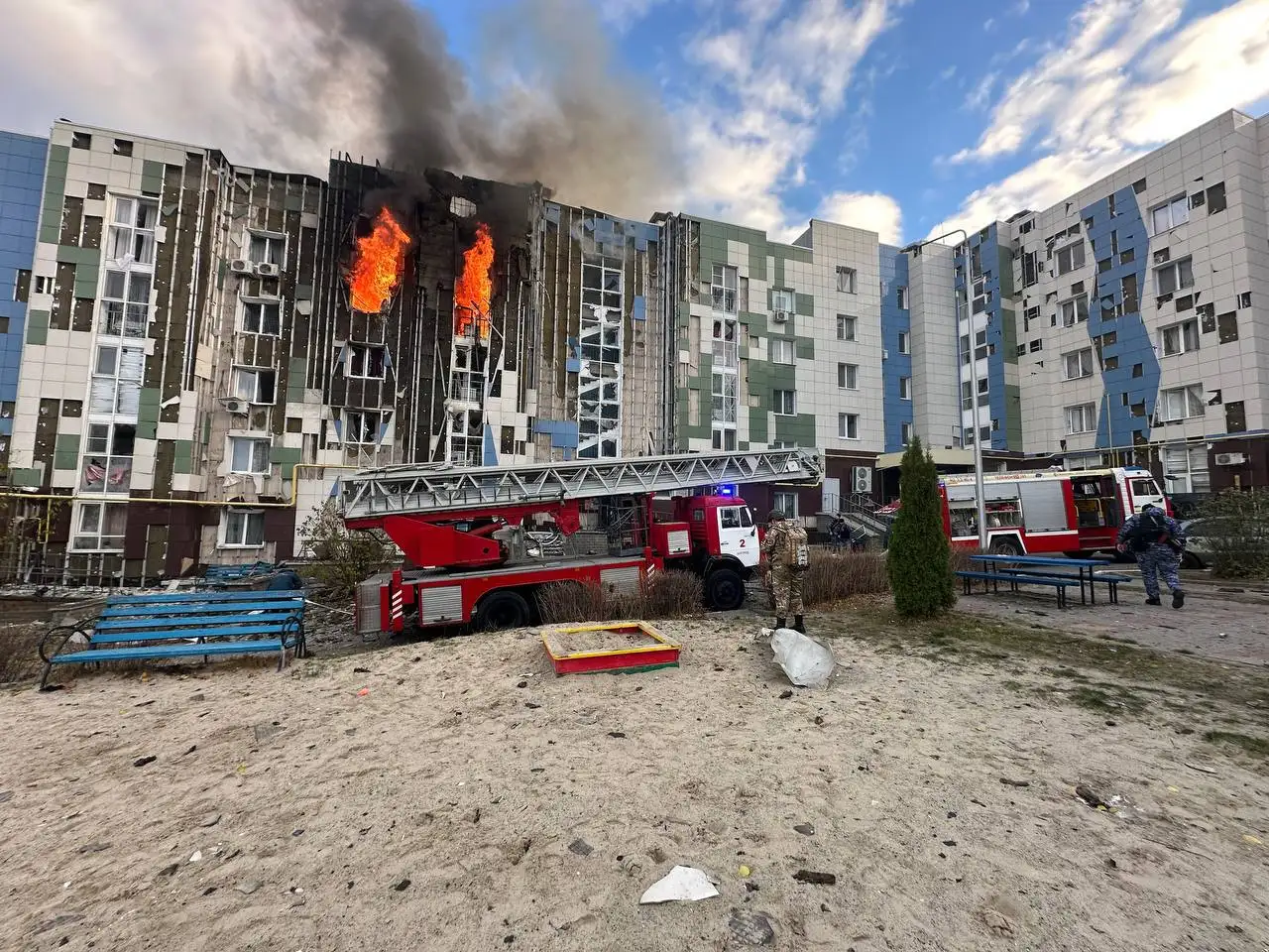 В Белгороде дрон "влетел" в многоэтажный жилой дом: власти обвиняют ВСУ (видео)