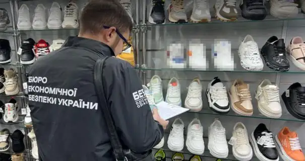 В Одесі торгували підробленим брендовим взуттям: фігуранток відправили під суд