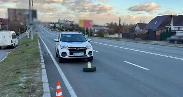 В Киевской области колесо оторвалось от прицепа, выкатилось на тротуар и травмировало 4-летнего ребенка