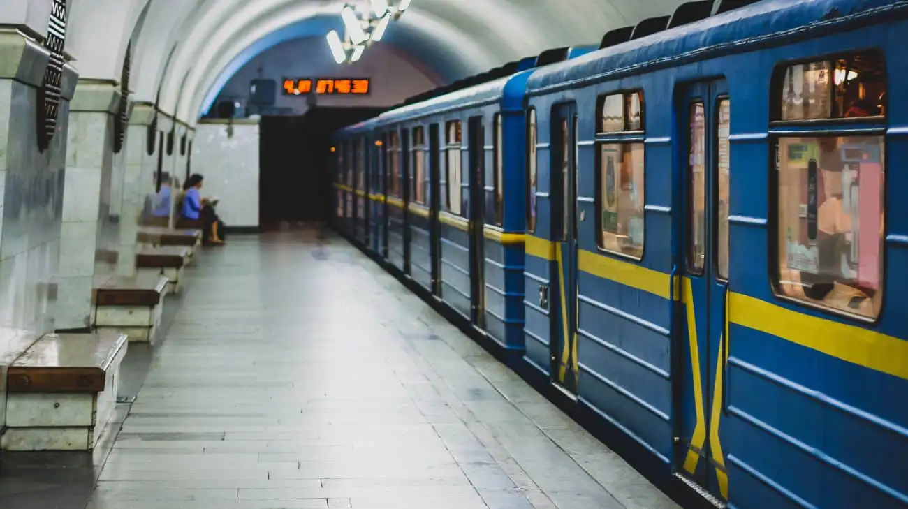 На станції метро "Либідська" у Києві пасажир потрапив під потяг