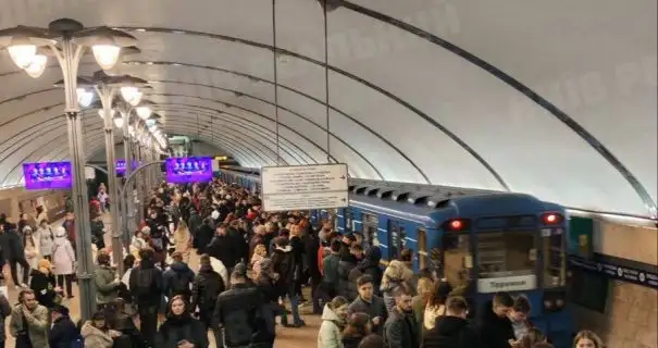 Яблоку негде упасть: из-за воздушной тревоги в Киеве "забитое" метро