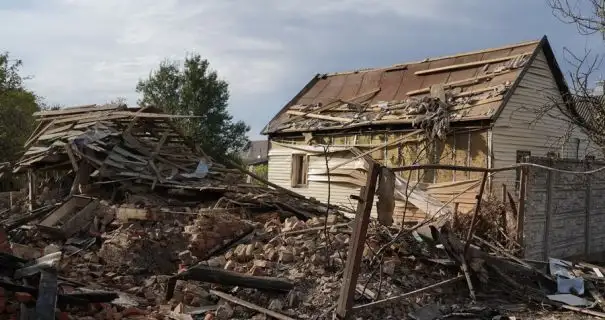 Росіяни вдарили по будинку в Херсоні: з-під завалів деблокували тіло чоловіка