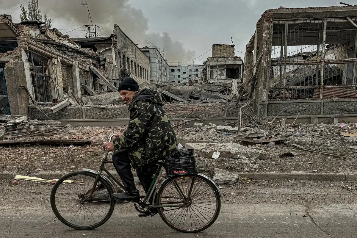 As Russian forces close in on Kurakhove, hundreds of residents remain in the front-line city