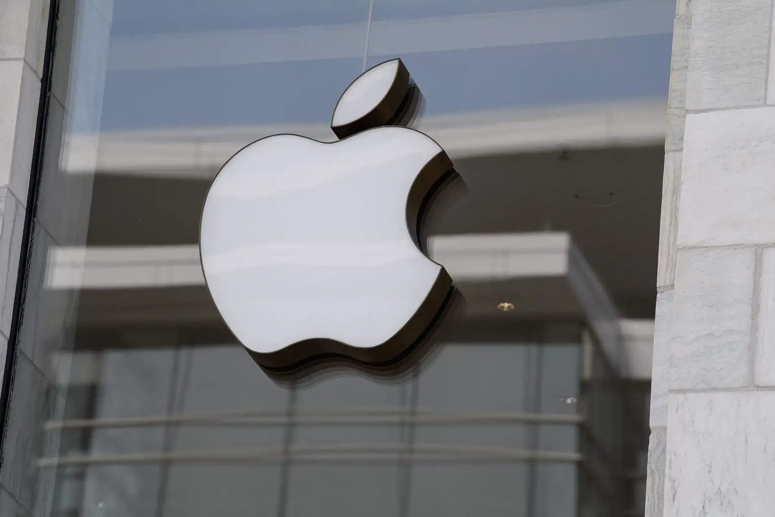 Apple was refused registration of a Russian-language trademark in Ukraine. Named the reason