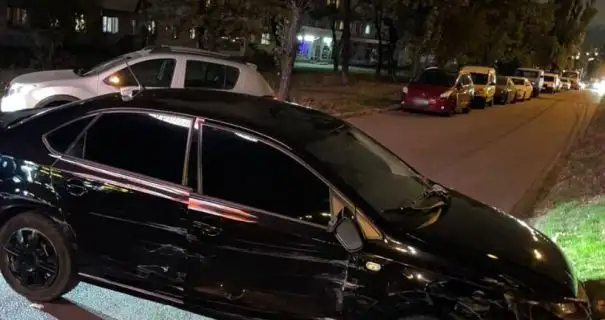 В Киеве пьяный водитель повредил шесть припаркованных авто