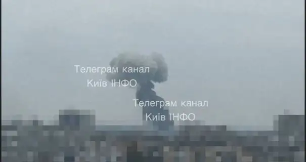 Після вибухів у Києві над містом здіймається стовп диму