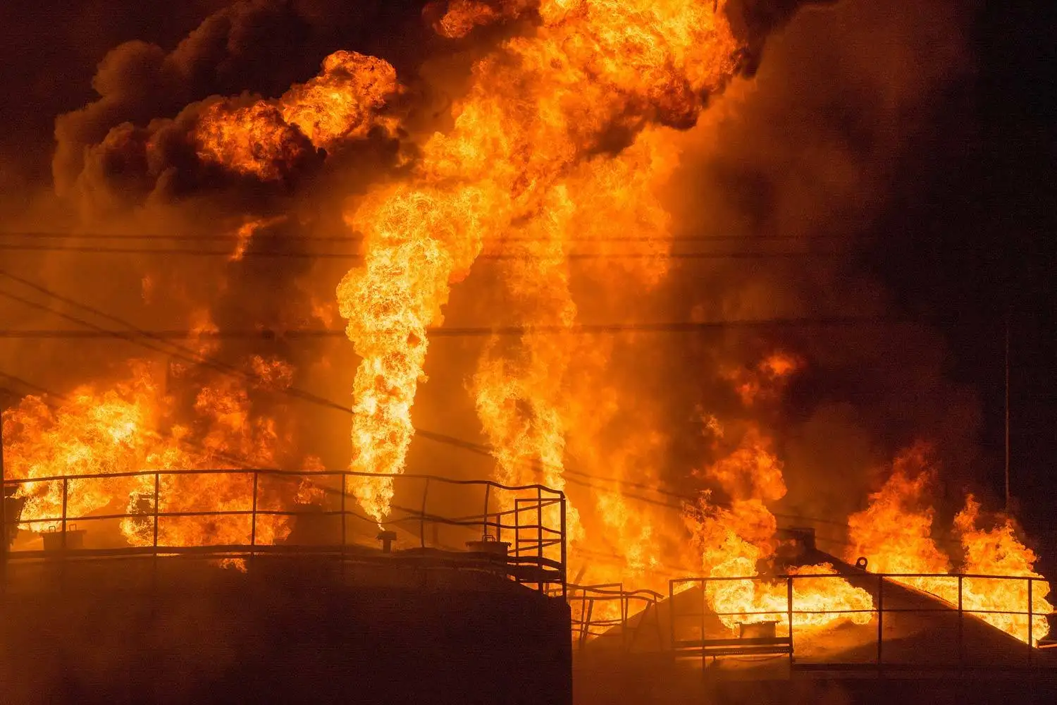 Drones attacked an oil storage facility in Penza, Russia — video