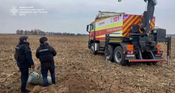 На Київщині посеред поля виявили бойову частину російської ракети Х-101