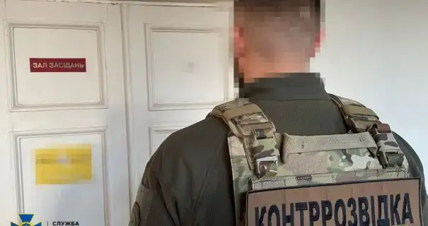 На Чернігівщині затримали депутатку міськради, яка влаштовувала чоловіків на фіктивне навчання