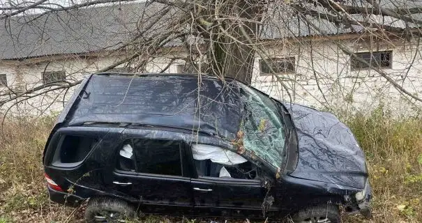 Смертельное ДТП на Винниччине: автомобиль въехал в забор и столкнулся с деревом