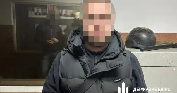 В Киеве правоохранитель за 10 тысяч долларов помогал мужчинам попасть в Венгрию