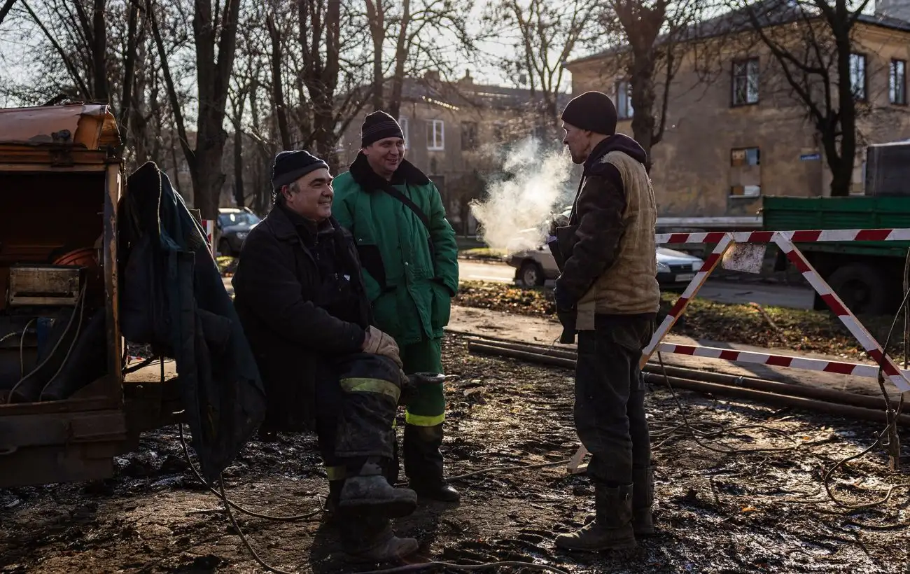 Дорогу затопило. В Киеве из-за прорыва трубы ограничено движение на левом берегу